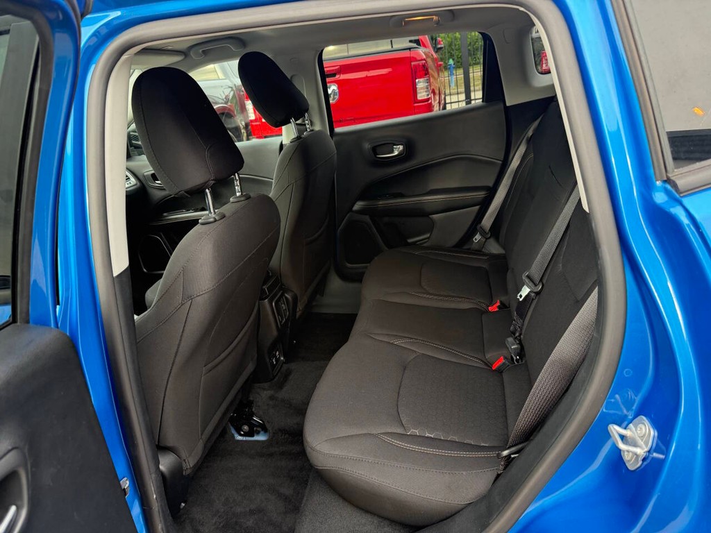 Jeep Compass Vehicle Full-screen Gallery Image 13