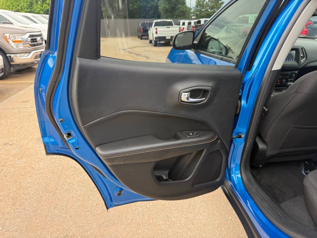 Jeep Compass Vehicle Full-screen Gallery Image 14