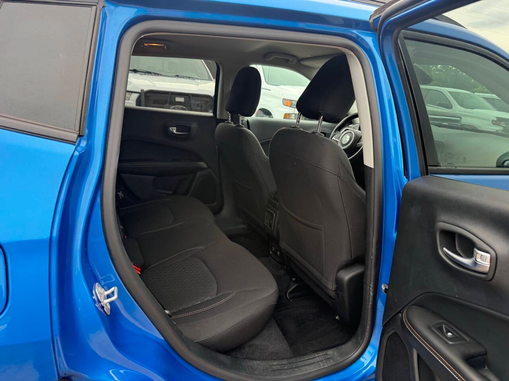 Jeep Compass Vehicle Full-screen Gallery Image 15