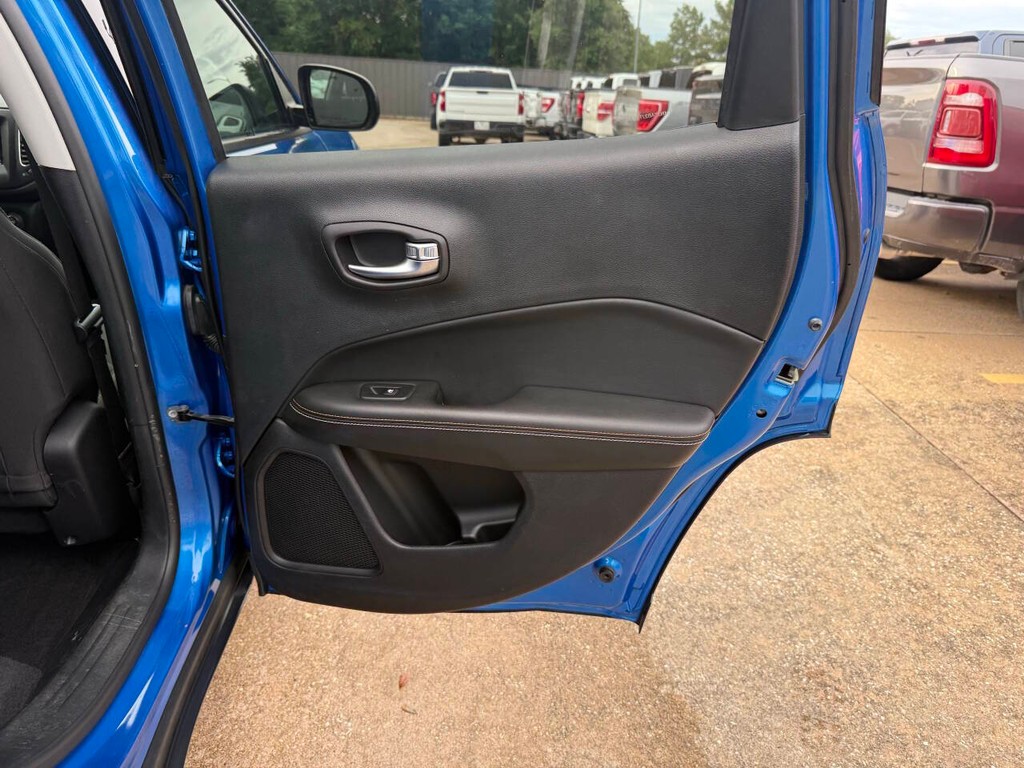 Jeep Compass Vehicle Full-screen Gallery Image 16