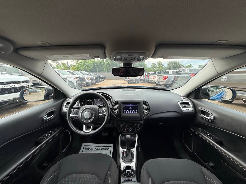 Jeep Compass Vehicle Full-screen Gallery Image 20