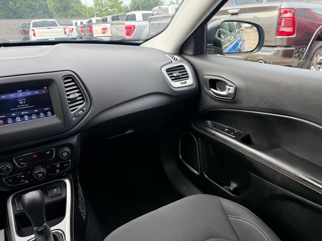 Jeep Compass Vehicle Full-screen Gallery Image 21
