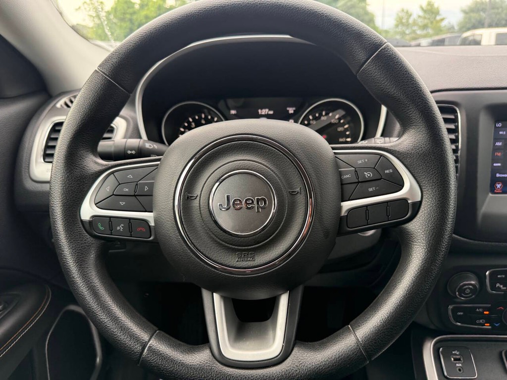 Jeep Compass Vehicle Full-screen Gallery Image 24