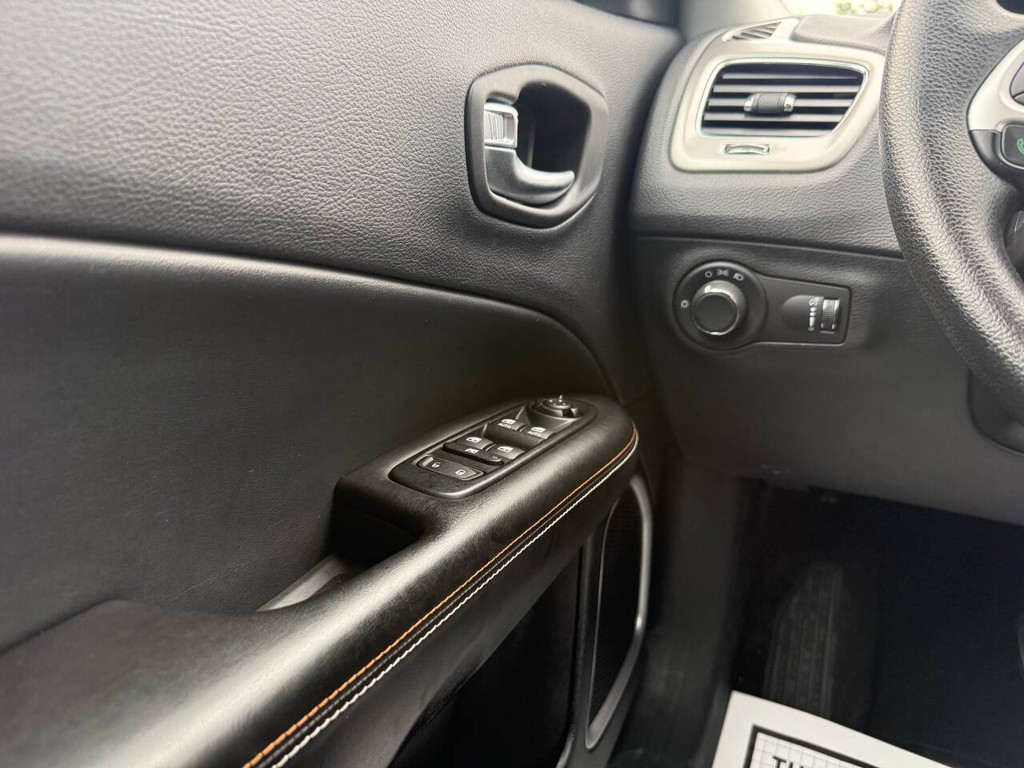 Jeep Compass Vehicle Full-screen Gallery Image 29