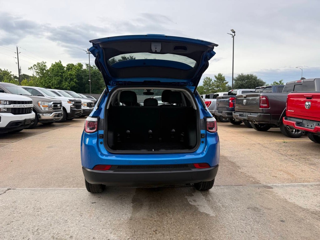 Jeep Compass Vehicle Full-screen Gallery Image 36