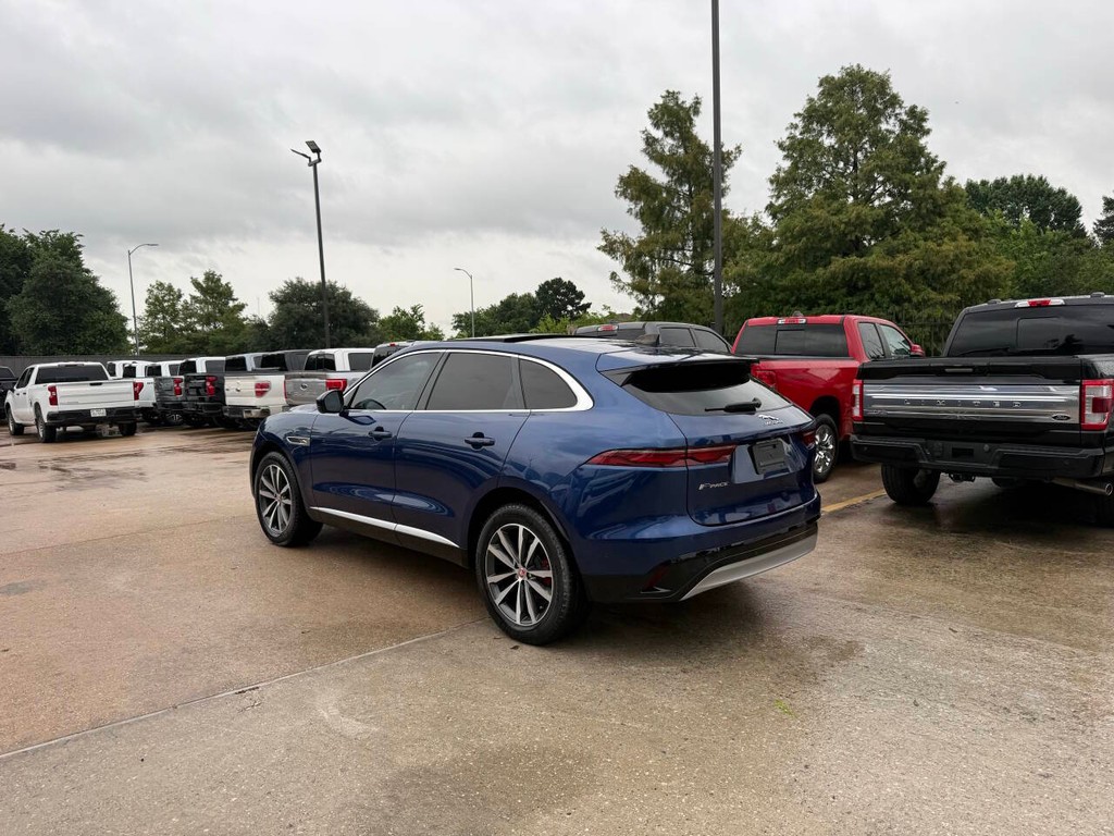 Jaguar F-PACE Vehicle Full-screen Gallery Image 04