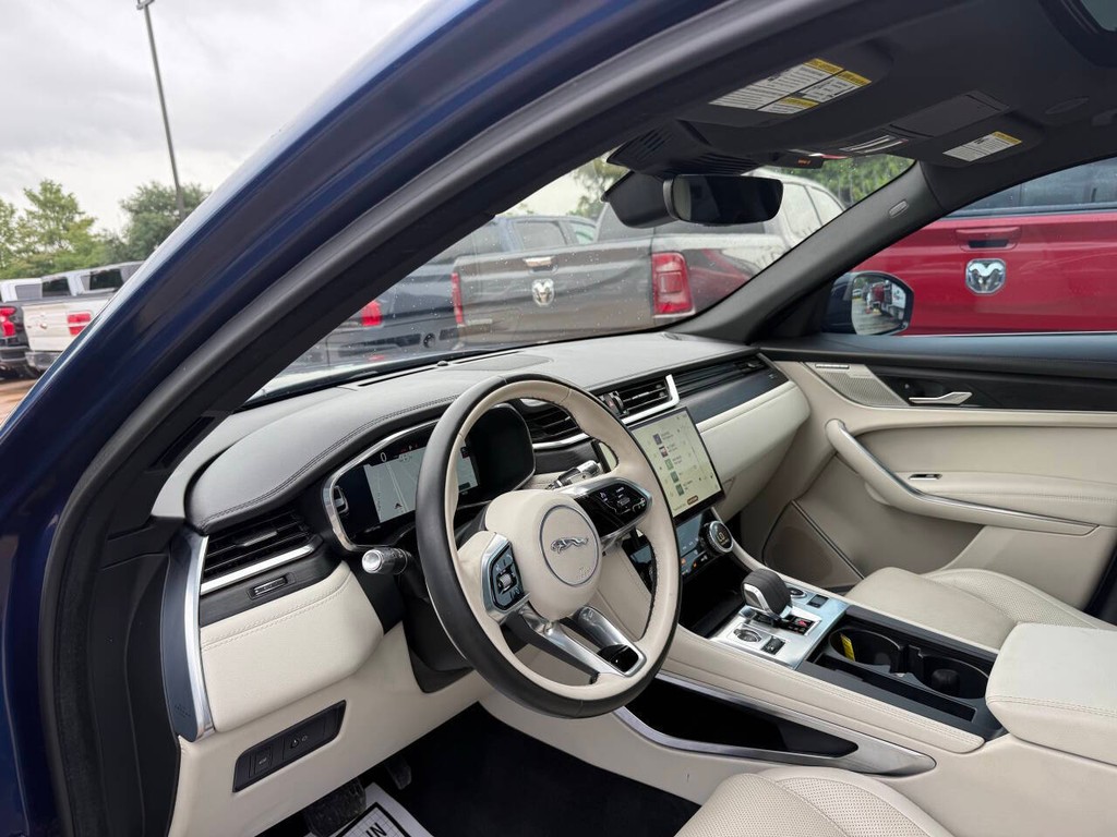 Jaguar F-PACE Vehicle Full-screen Gallery Image 06