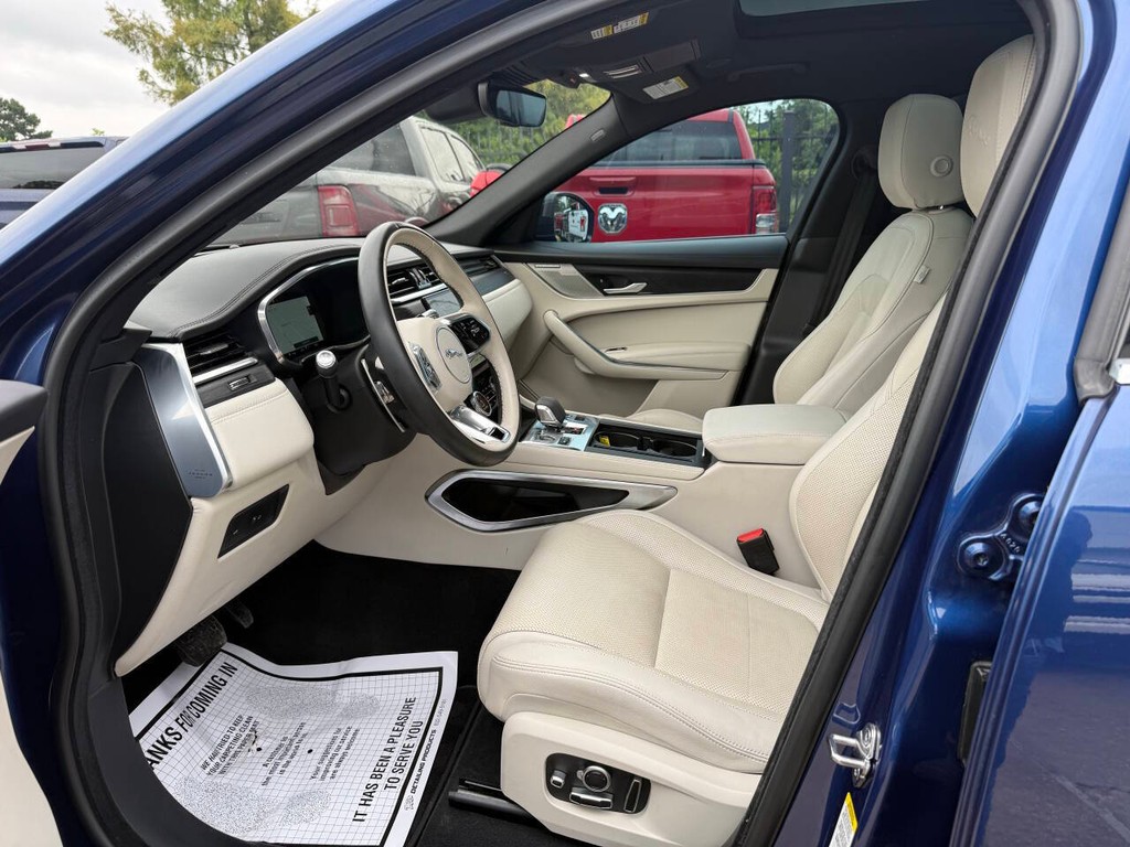Jaguar F-PACE Vehicle Full-screen Gallery Image 07