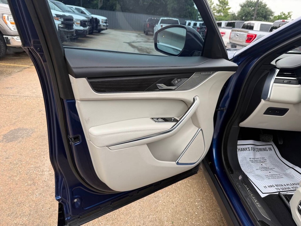 Jaguar F-PACE Vehicle Full-screen Gallery Image 08