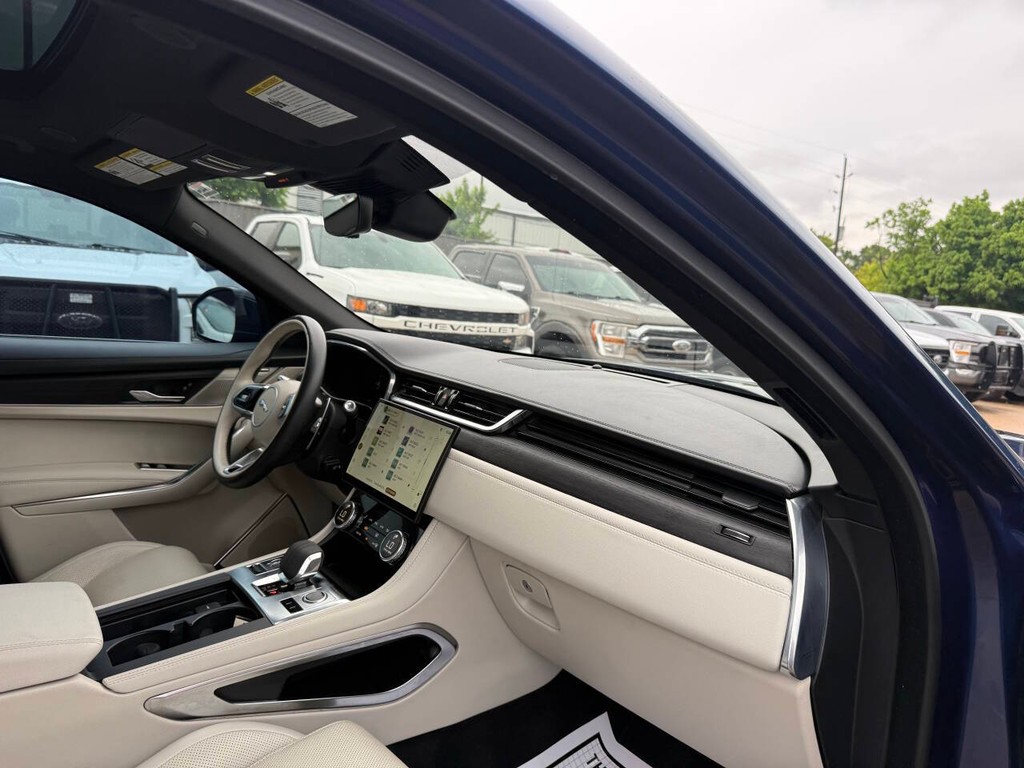 Jaguar F-PACE Vehicle Full-screen Gallery Image 09