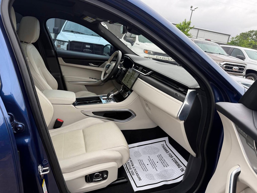 Jaguar F-PACE Vehicle Full-screen Gallery Image 10