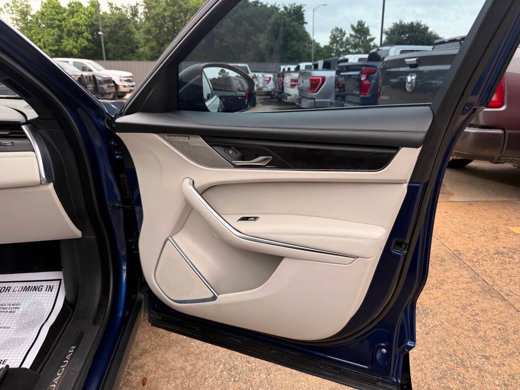 Jaguar F-PACE Vehicle Full-screen Gallery Image 11