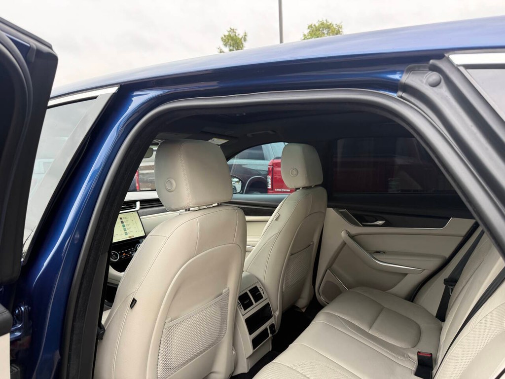 Jaguar F-PACE Vehicle Full-screen Gallery Image 12