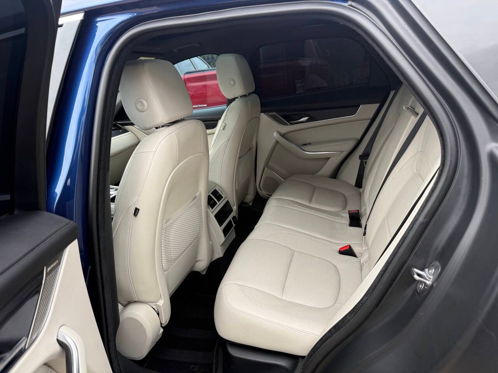 Jaguar F-PACE Vehicle Full-screen Gallery Image 13