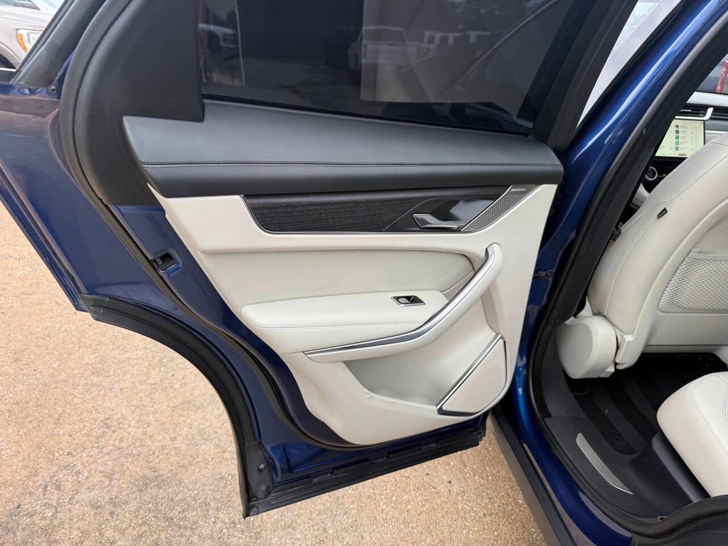 Jaguar F-PACE Vehicle Full-screen Gallery Image 14