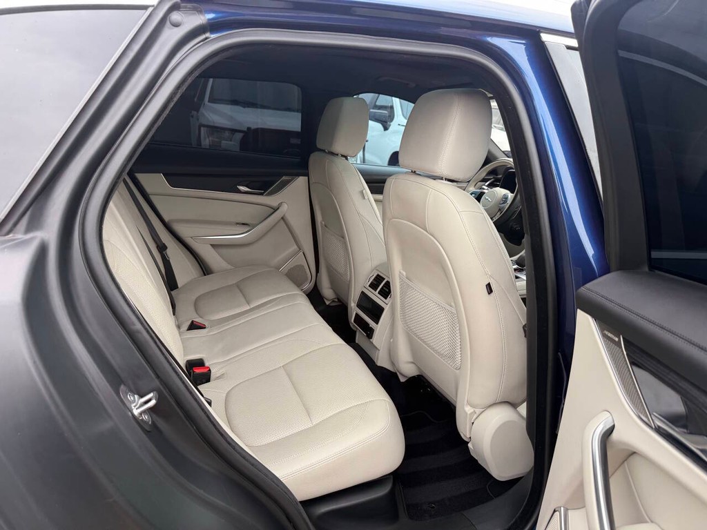 Jaguar F-PACE Vehicle Full-screen Gallery Image 15