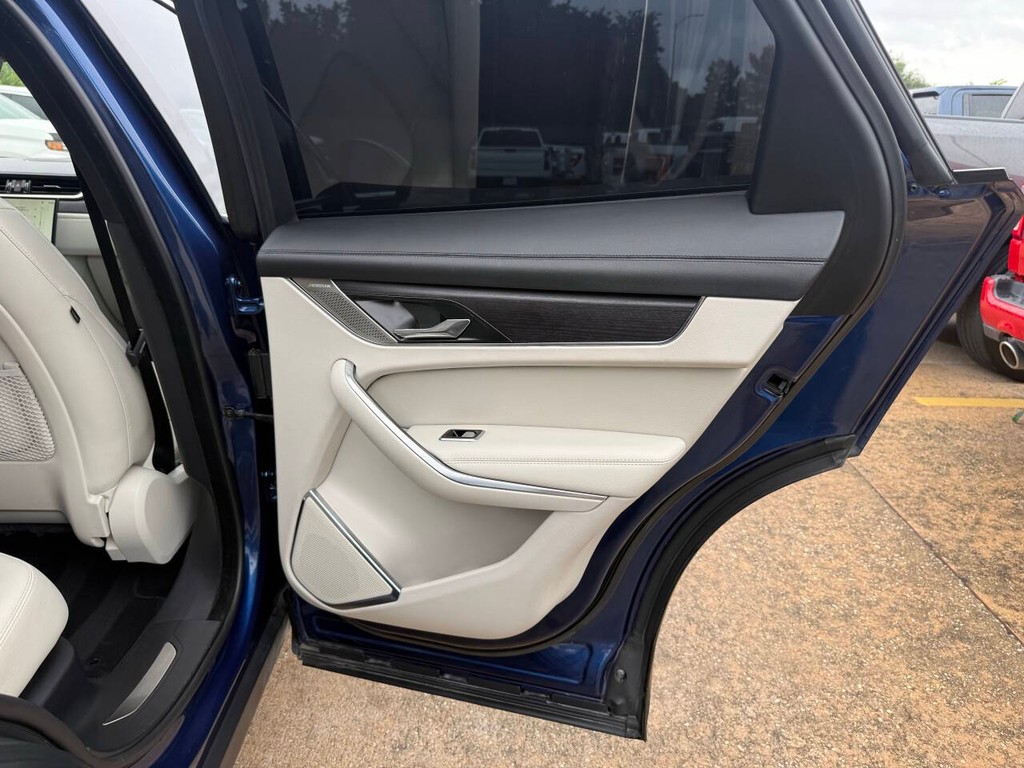 Jaguar F-PACE Vehicle Full-screen Gallery Image 16