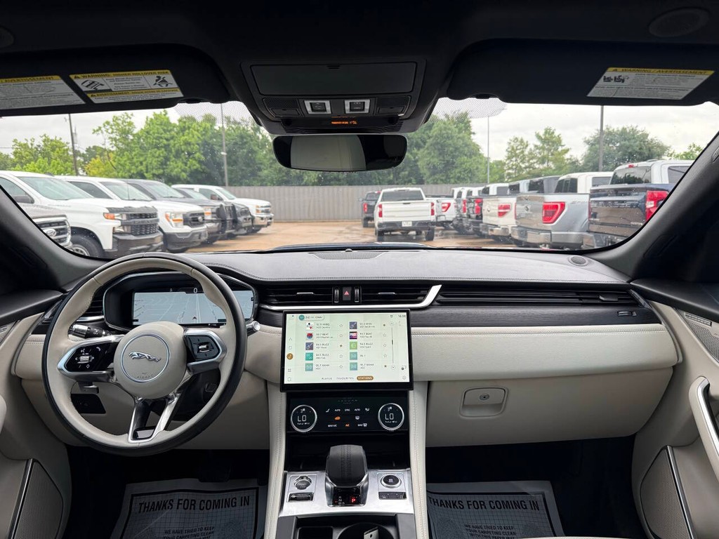 Jaguar F-PACE Vehicle Full-screen Gallery Image 17