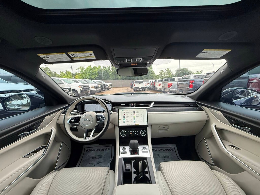 Jaguar F-PACE Vehicle Full-screen Gallery Image 18