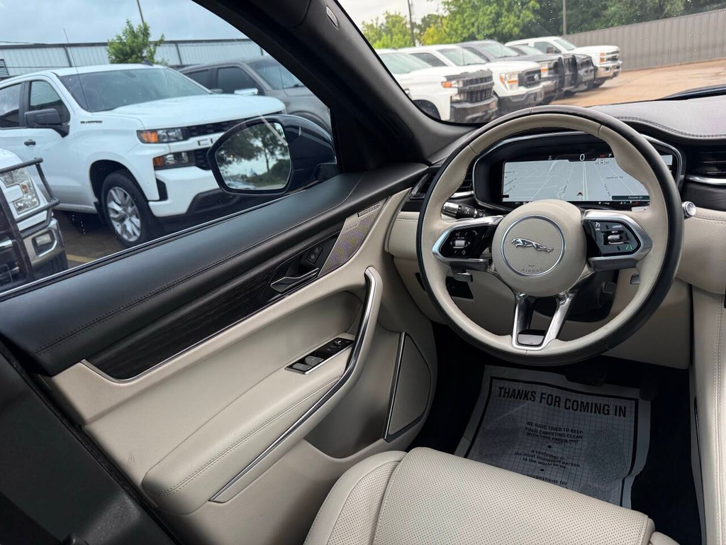 Jaguar F-PACE Vehicle Full-screen Gallery Image 19