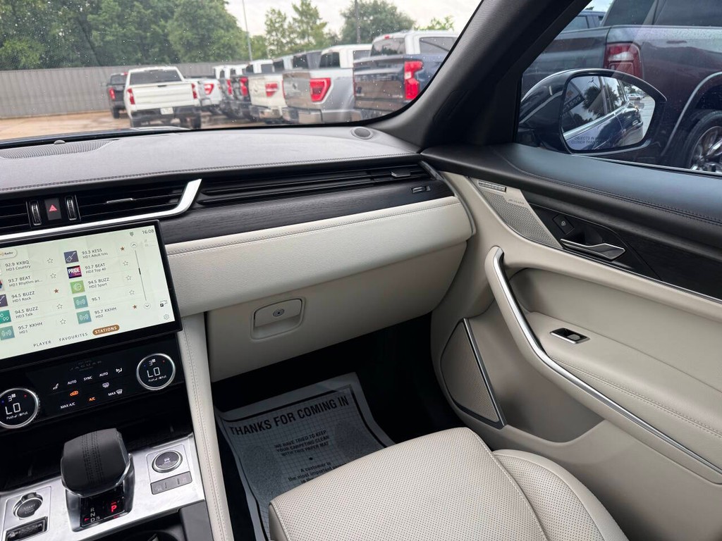 Jaguar F-PACE Vehicle Full-screen Gallery Image 20