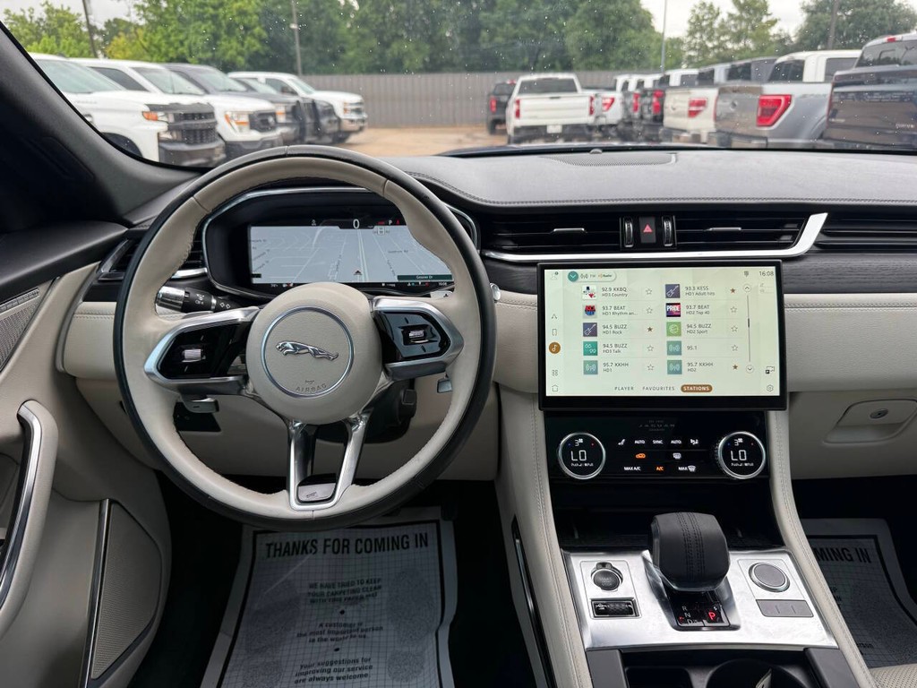 Jaguar F-PACE Vehicle Full-screen Gallery Image 21
