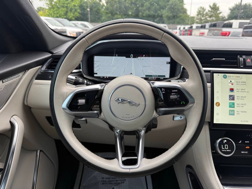 Jaguar F-PACE Vehicle Full-screen Gallery Image 22