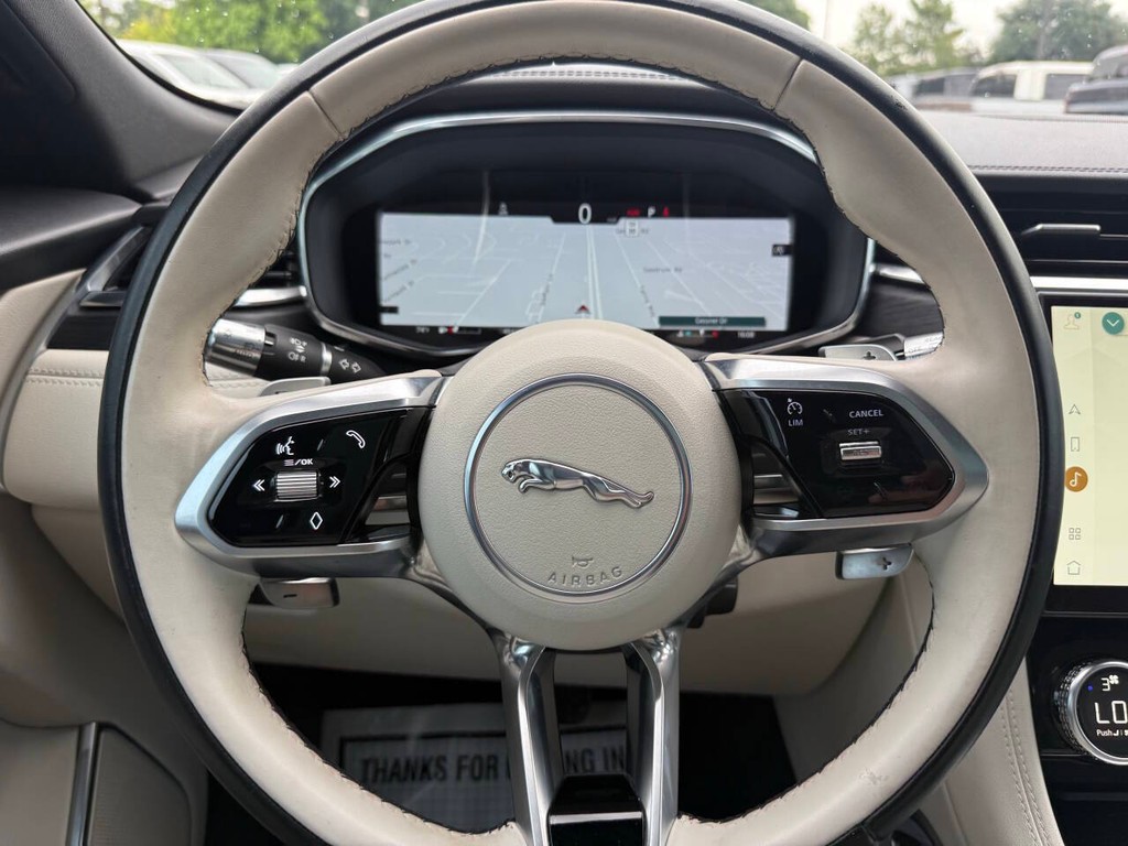 Jaguar F-PACE Vehicle Full-screen Gallery Image 23