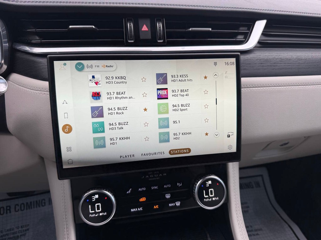 Jaguar F-PACE Vehicle Full-screen Gallery Image 24