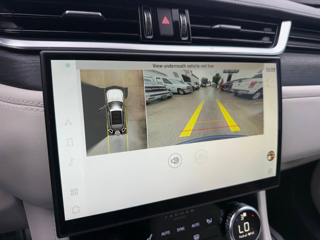 Jaguar F-PACE Vehicle Full-screen Gallery Image 26
