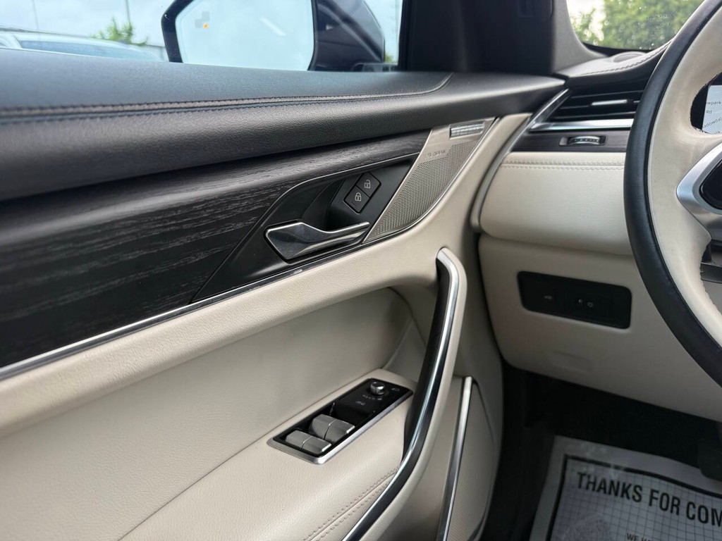 Jaguar F-PACE Vehicle Full-screen Gallery Image 29