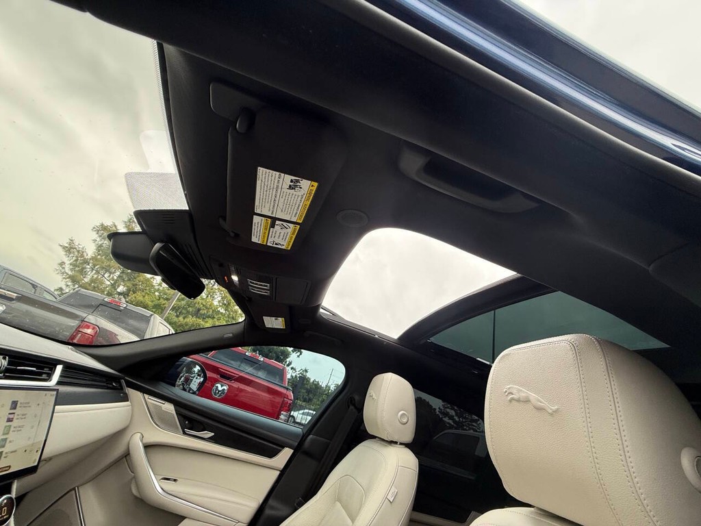 Jaguar F-PACE Vehicle Full-screen Gallery Image 30