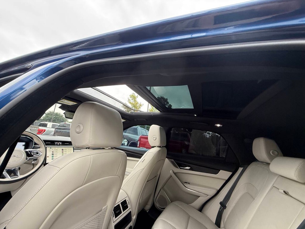 Jaguar F-PACE Vehicle Full-screen Gallery Image 31