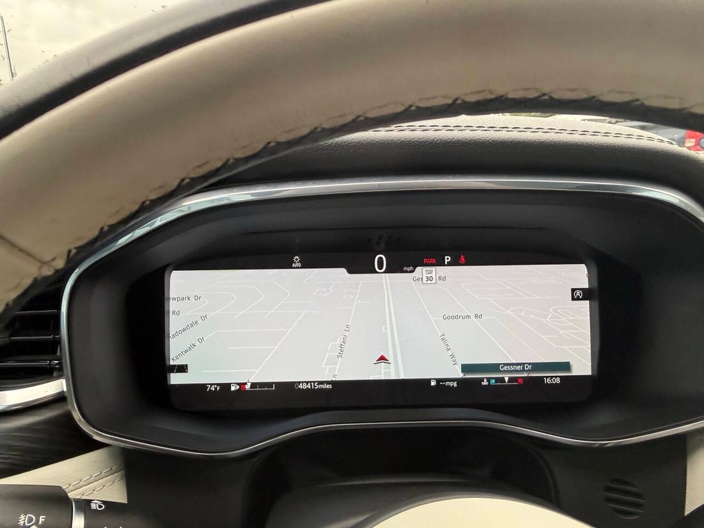 Jaguar F-PACE Vehicle Full-screen Gallery Image 32