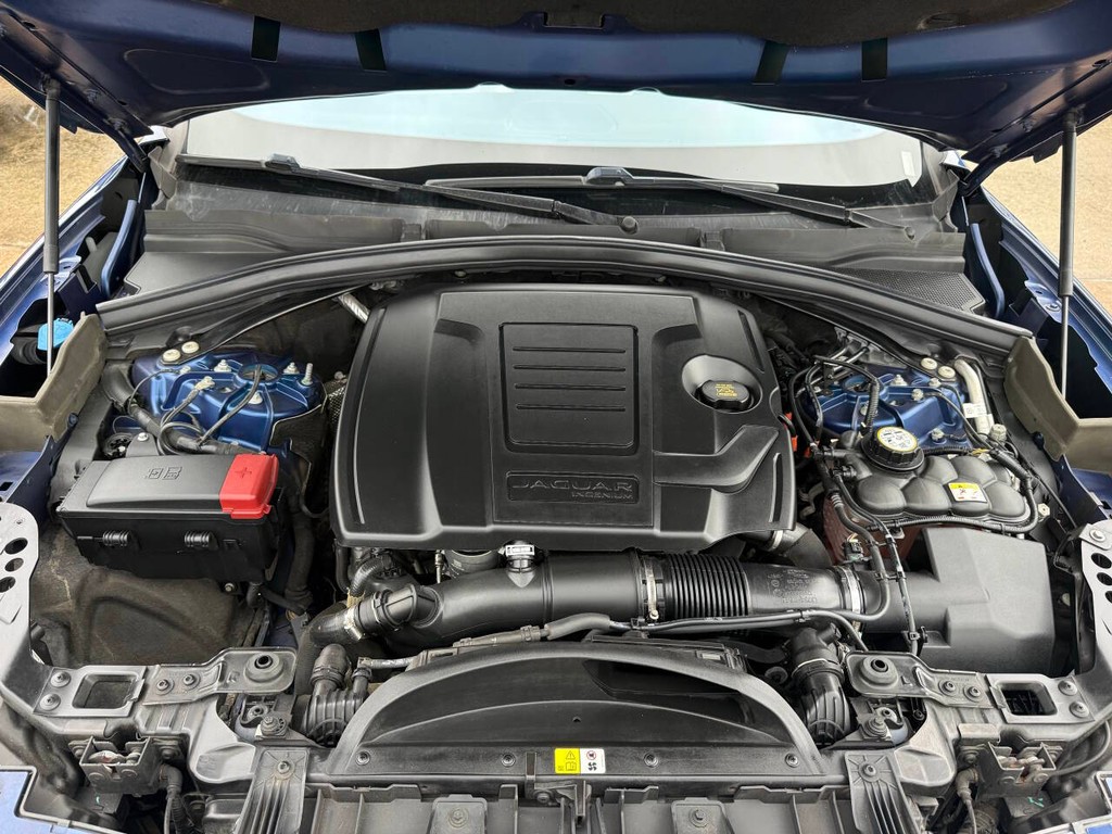 Jaguar F-PACE Vehicle Full-screen Gallery Image 35