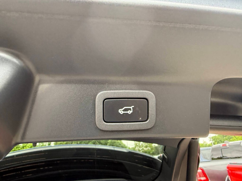 Jaguar F-PACE Vehicle Full-screen Gallery Image 38