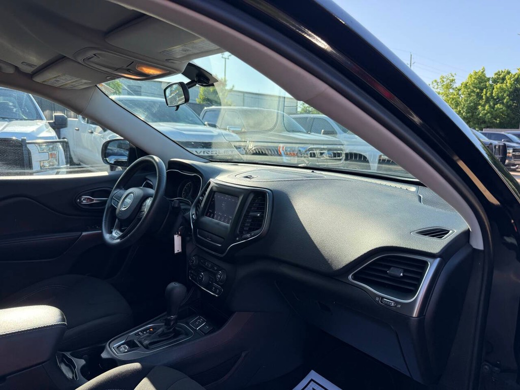 Jeep Cherokee Vehicle Full-screen Gallery Image 09