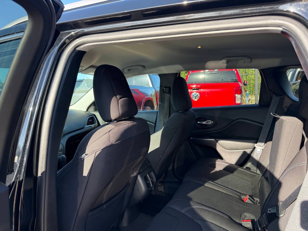 Jeep Cherokee Vehicle Full-screen Gallery Image 12
