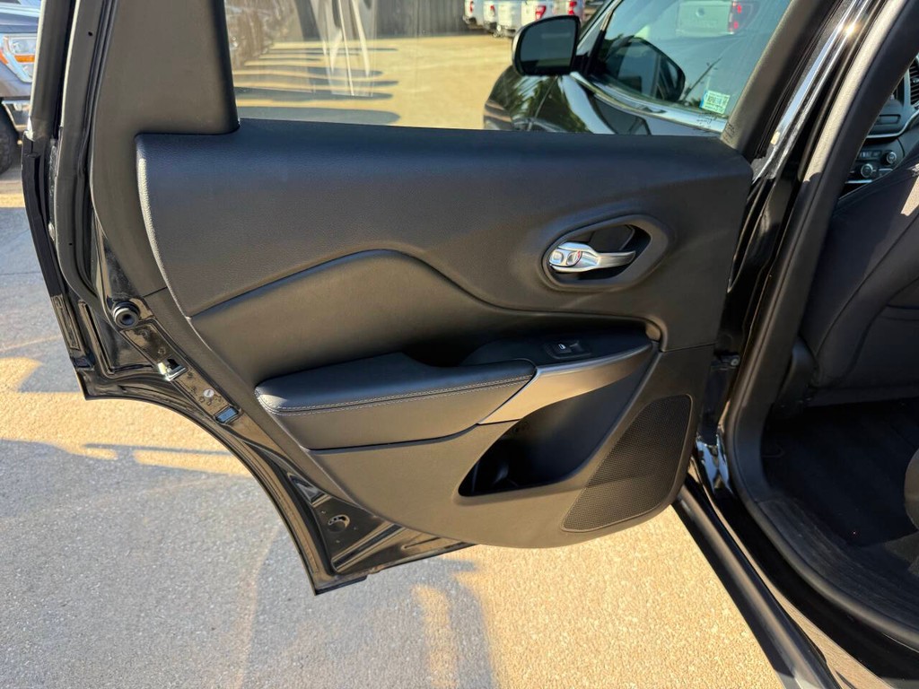 Jeep Cherokee Vehicle Full-screen Gallery Image 14