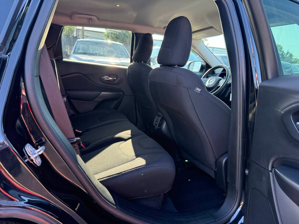 Jeep Cherokee Vehicle Full-screen Gallery Image 15