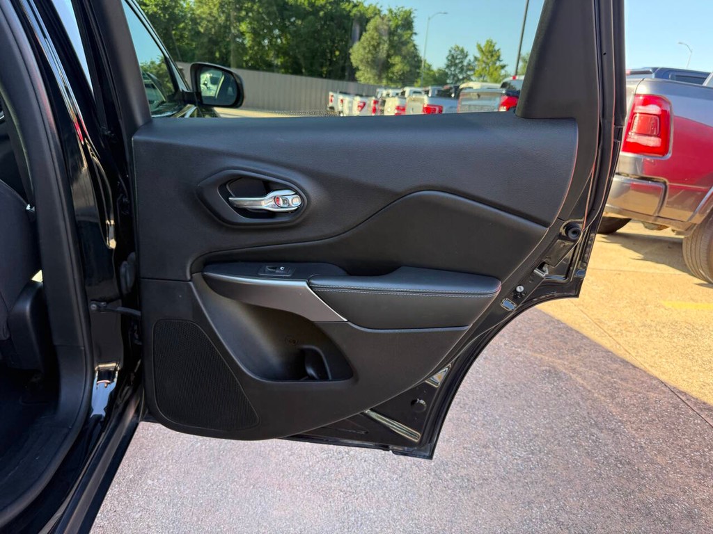 Jeep Cherokee Vehicle Full-screen Gallery Image 16
