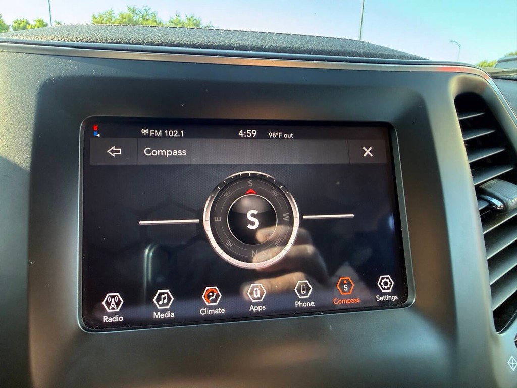 Jeep Cherokee Vehicle Full-screen Gallery Image 27