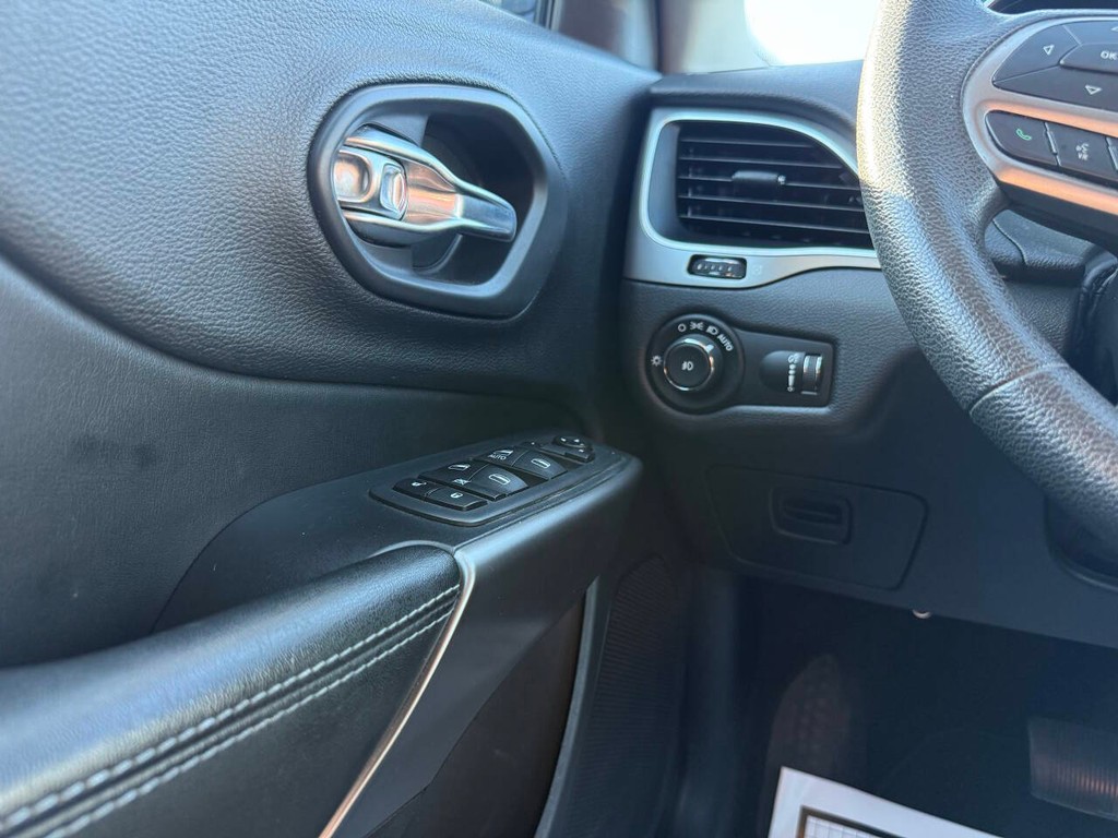 Jeep Cherokee Vehicle Full-screen Gallery Image 30