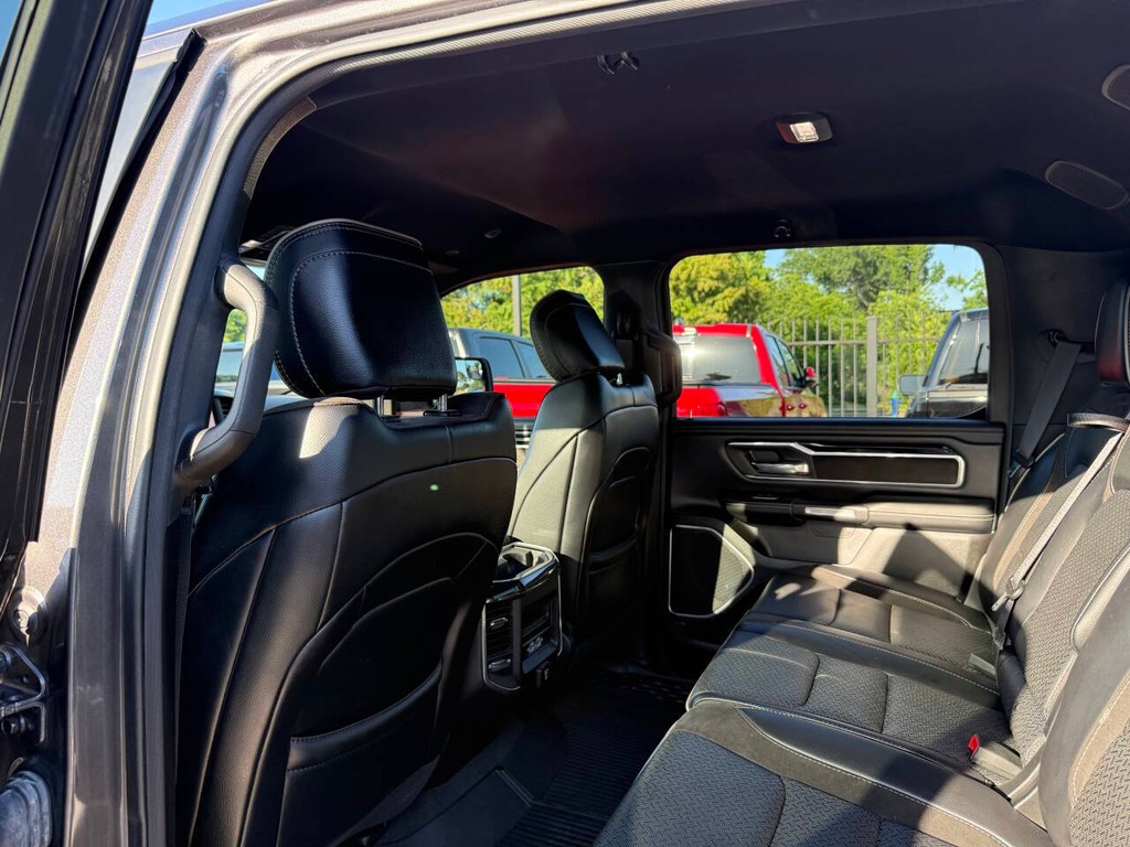 Ram 1500 Vehicle Full-screen Gallery Image 12