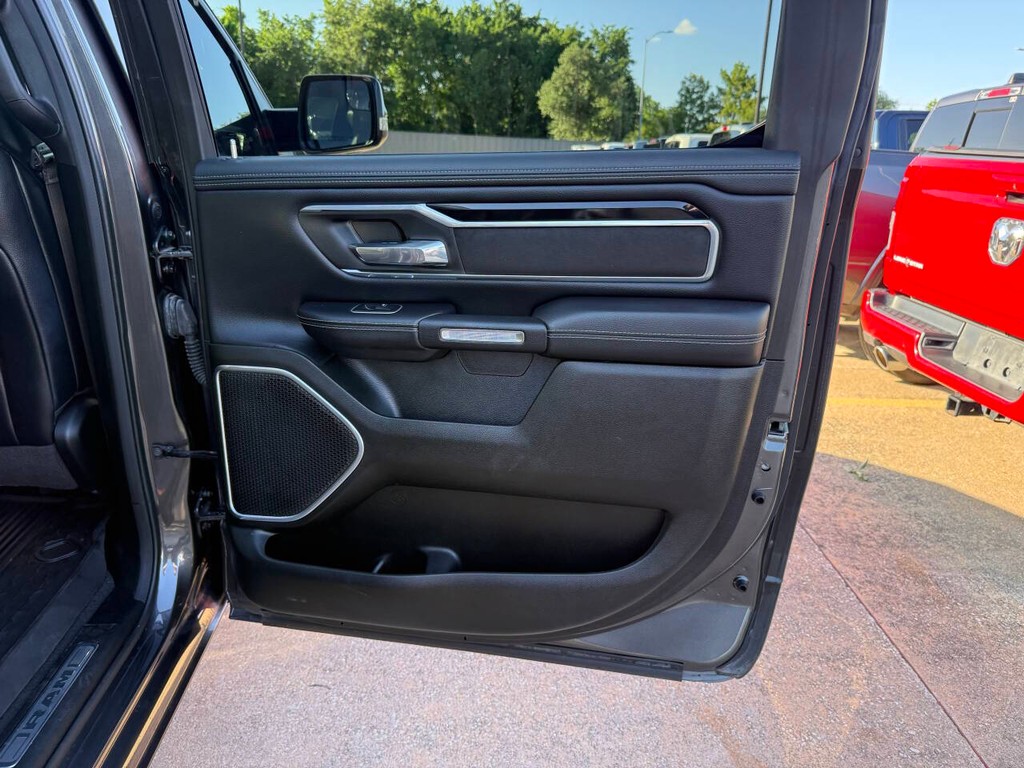 Ram 1500 Vehicle Full-screen Gallery Image 16