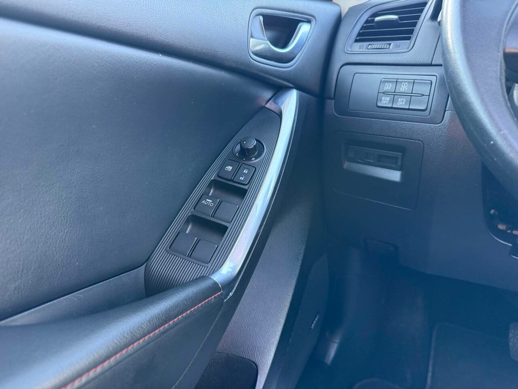 Mazda CX-5 Vehicle Full-screen Gallery Image 31
