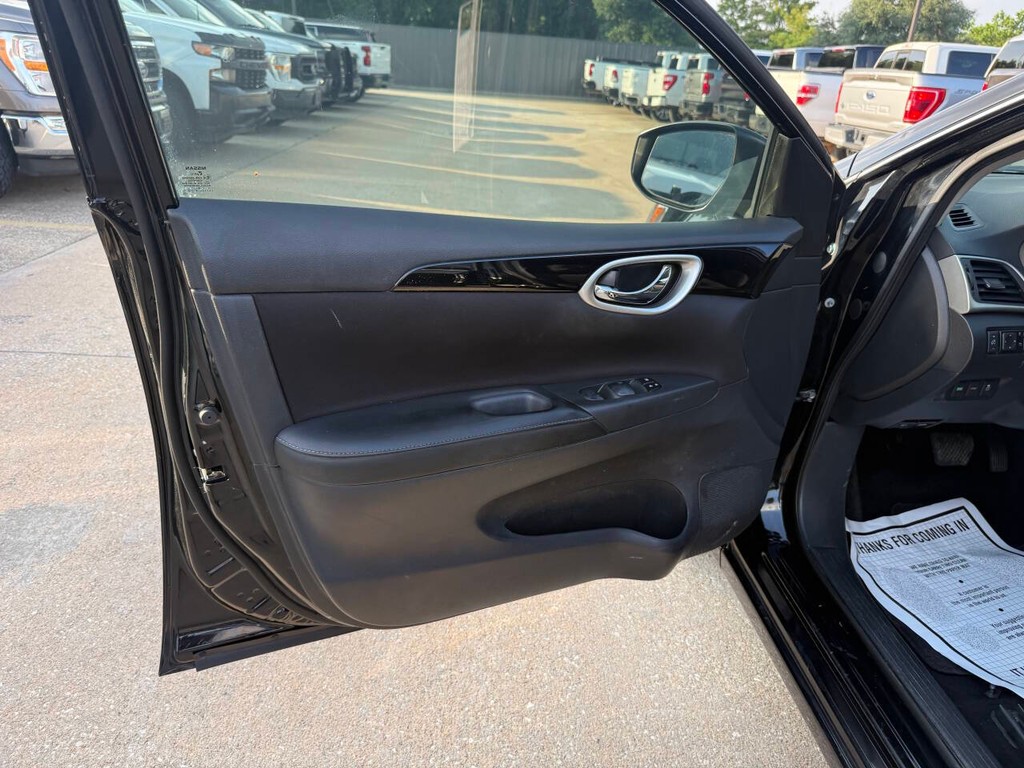Nissan Sentra Vehicle Full-screen Gallery Image 08
