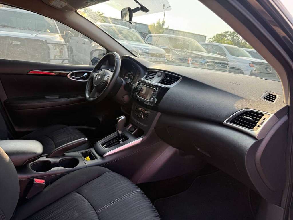 Nissan Sentra Vehicle Full-screen Gallery Image 09