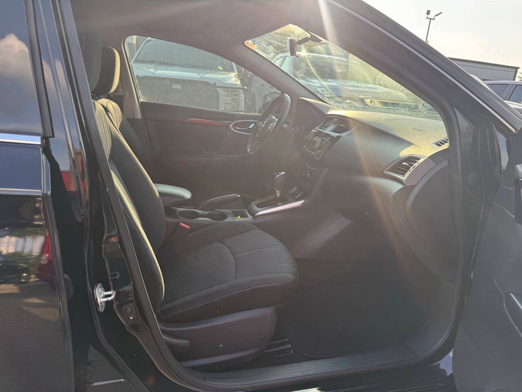 Nissan Sentra Vehicle Full-screen Gallery Image 10