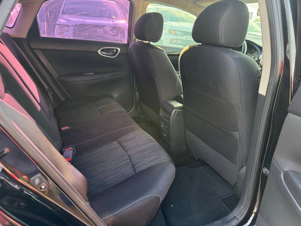 Nissan Sentra Vehicle Full-screen Gallery Image 15